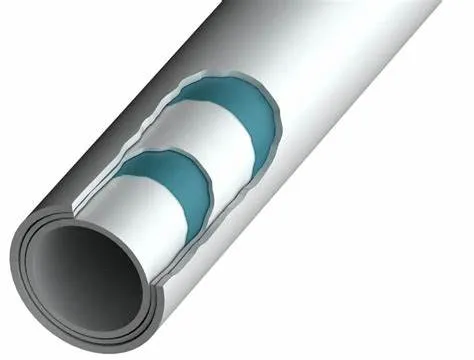 نمای نزدیک از لوله پنج لایه PEX-AL-PEX با مقطع بریده شده

