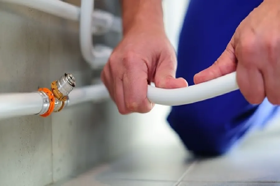 نشتی آب از لوله سوپرپایپ در دیوار ساختمان